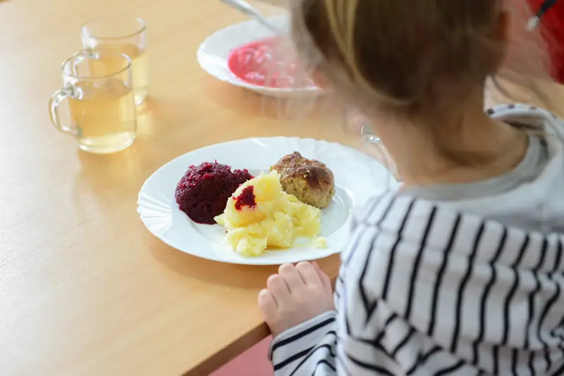 Za cenę ratowania mediów publicznych można by wydać prawie 200 milionów ciepłych zestawów obiadowych 