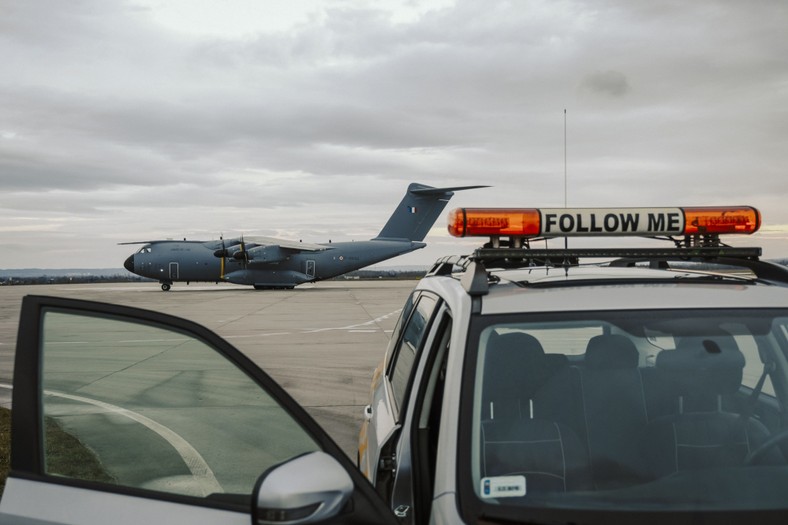 Wojskowy samolot transportowy A400M Sił Powietrznych Francji produkcji Airbus SE na płycie lotniska Rzeszów-Jasionka w Jasionce