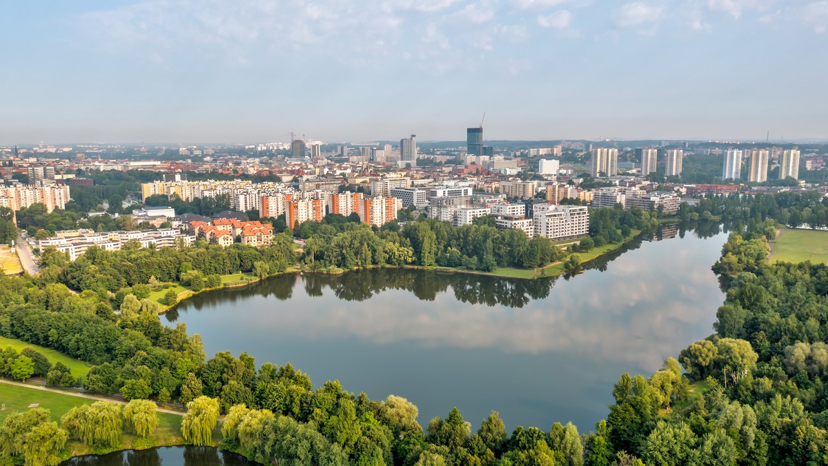 <strong>Katowice to doskonały przykład miasta, które z sukcesem przeszło transformację - z typowo górniczego, przemysłowego miasta w miejsce zielone, nowoczesne, kładące nacisk na kulturę, a jednocześnie pełne szacunku dla swojej historii. Przemiana ta została dostrzeżona i ponownie Katowice będą gospodarzem wydarzenia pod patronatem ONZ. W czerwcu w stolicy województwa śląskiego odbędzie się Światowe Forum Miejskie.</strong>