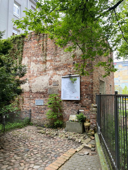 Fragment ściany przedwojennego obiektu o wysokości ok. 6 metrów. Zachowany mur wyznaczał obszar tzw. małego getta