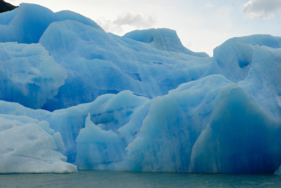 Zachwyć się niesamowitym widokiem niebieskiego lodowca Upsala, położonego w lodowej dolinie Parku Narodowego Los Glaciares w Patagonii, w Argentynie. 