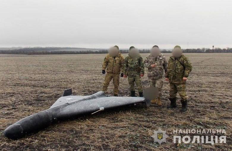 Zdjęcie dające pojęcie o wielkości wykorzystywanego przez siły rosyjskie słynnego irańskiego drona uderzeniowego Szahid-136, w Rosji określanego jako “Gerań-2”. Maszyna o długości 3,5 m i rozpiętości 2,5 m ma masę 200 kg, z których 50 kg stanowi głowica bojowa