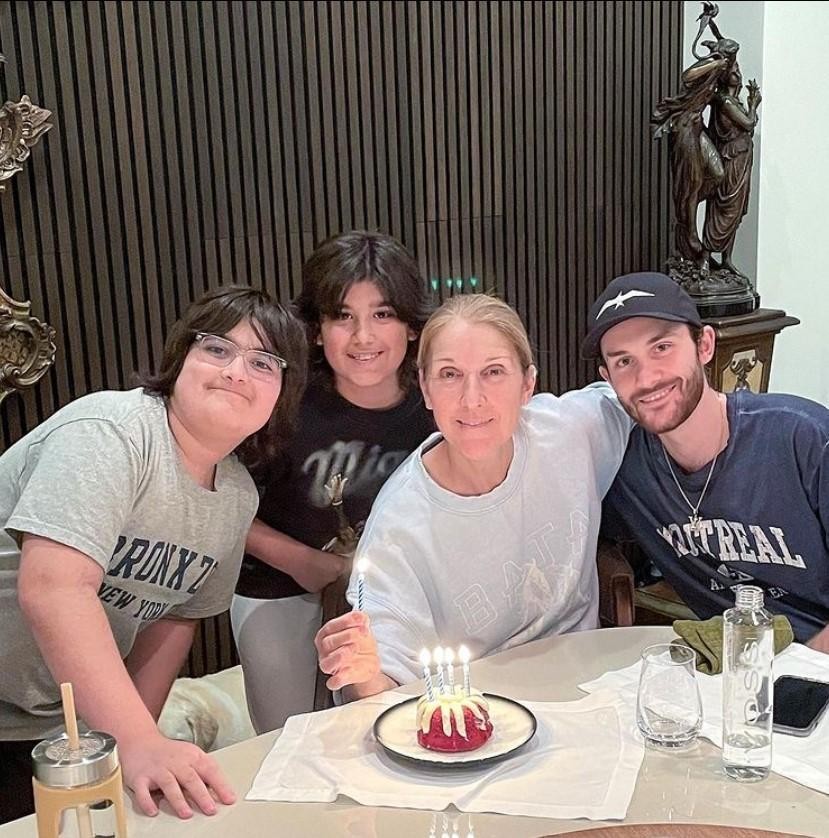 Speváčka Céline Dion s dvojčatami Nelsonom a Eddym a starším René-Charlesom.