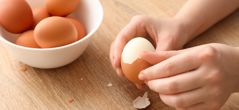Zacznij obierać jajko od tej strony. Sprawdzone triki na idealne jajka na twardo