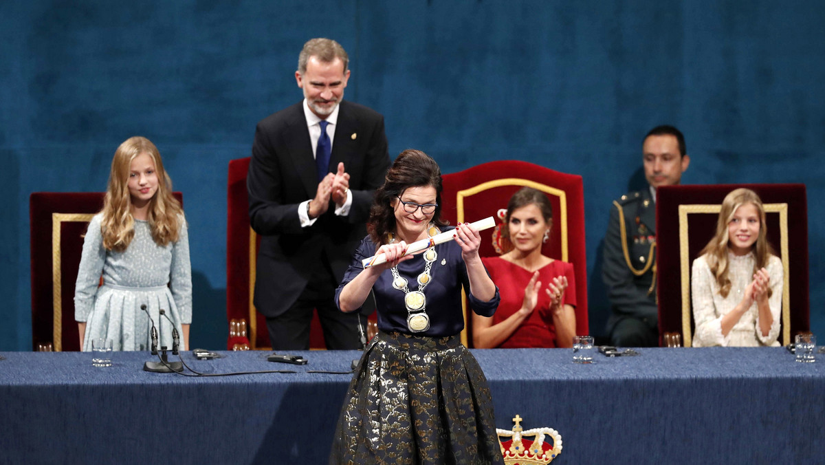 Dzisiaj Gdańsk jest przykładem solidarności, integracji i pokojowego współistnienia - powiedział król Hiszpanii Filip VI podczas wręczenia nagrody Księżnej Asturii miastu Gdańsk. Wyróżnienie podczas uroczystej gali z udziałem hiszpańskiej rodziny królewskiej w Teatro Compoamor w Oviedo odebrała prezydent miasta Aleksandra Dulkiewicz. Nagroda Księżnej Asturii w krajach hiszpańskojęzycznych cieszy się uznaniem podobnym do nagrody Nobla.