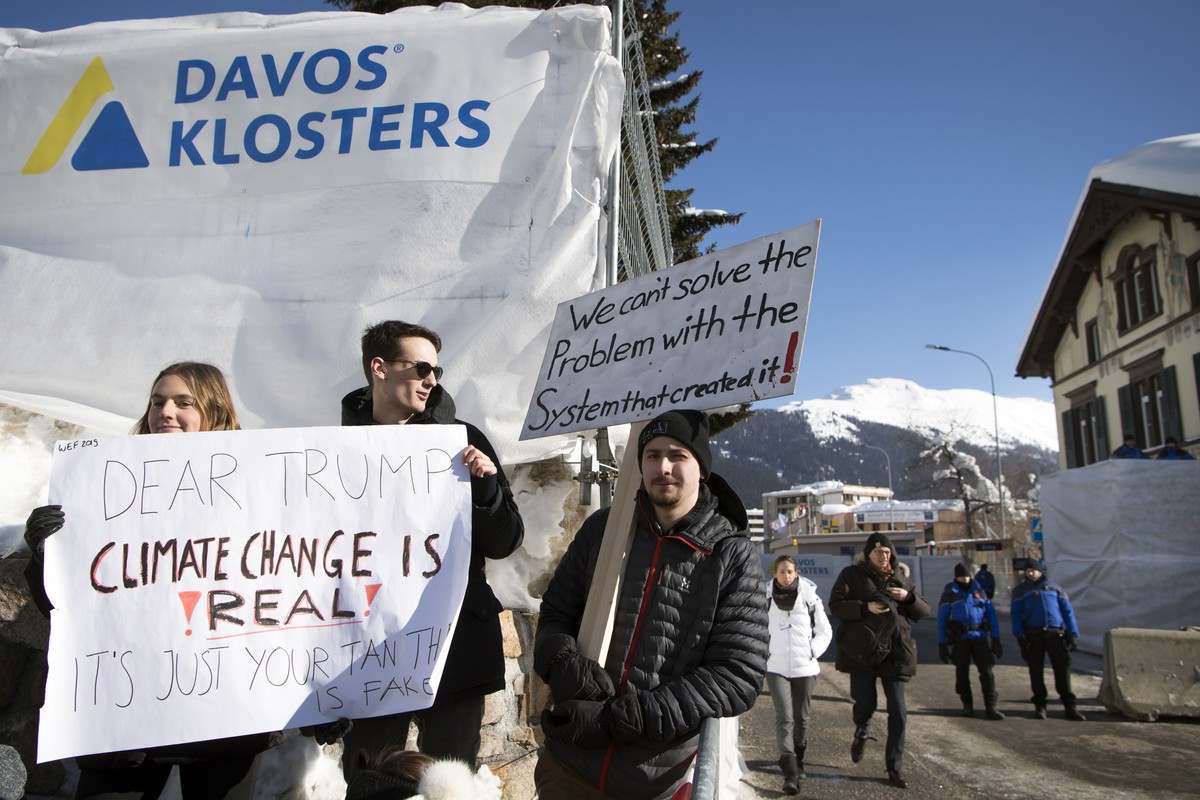 Protest w Davos