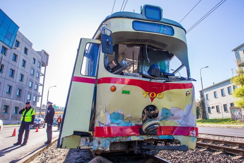 Wypadek wydarzył się około godziny 6.30. Tramwaje są poważnie uszkodzone. Ucierpieli również pasażerowie. 30 osób trafiło do szpitali: 29 osób jadących tramwajami i 1 osoba z rozbitego samochodu. Utrudnienia w ruchu trwały prawie trzy godziny. Jak informuje policja, jeden z motorniczych stracił uprawnienia do kierowania tramwajem za "spowodowanie niebezpieczeństwa w ruchu komunikacyjnym".