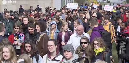 Demonstracja uczniów pod MEN. "Pokazujemy, że nie jesteśmy źli na nauczycieli"