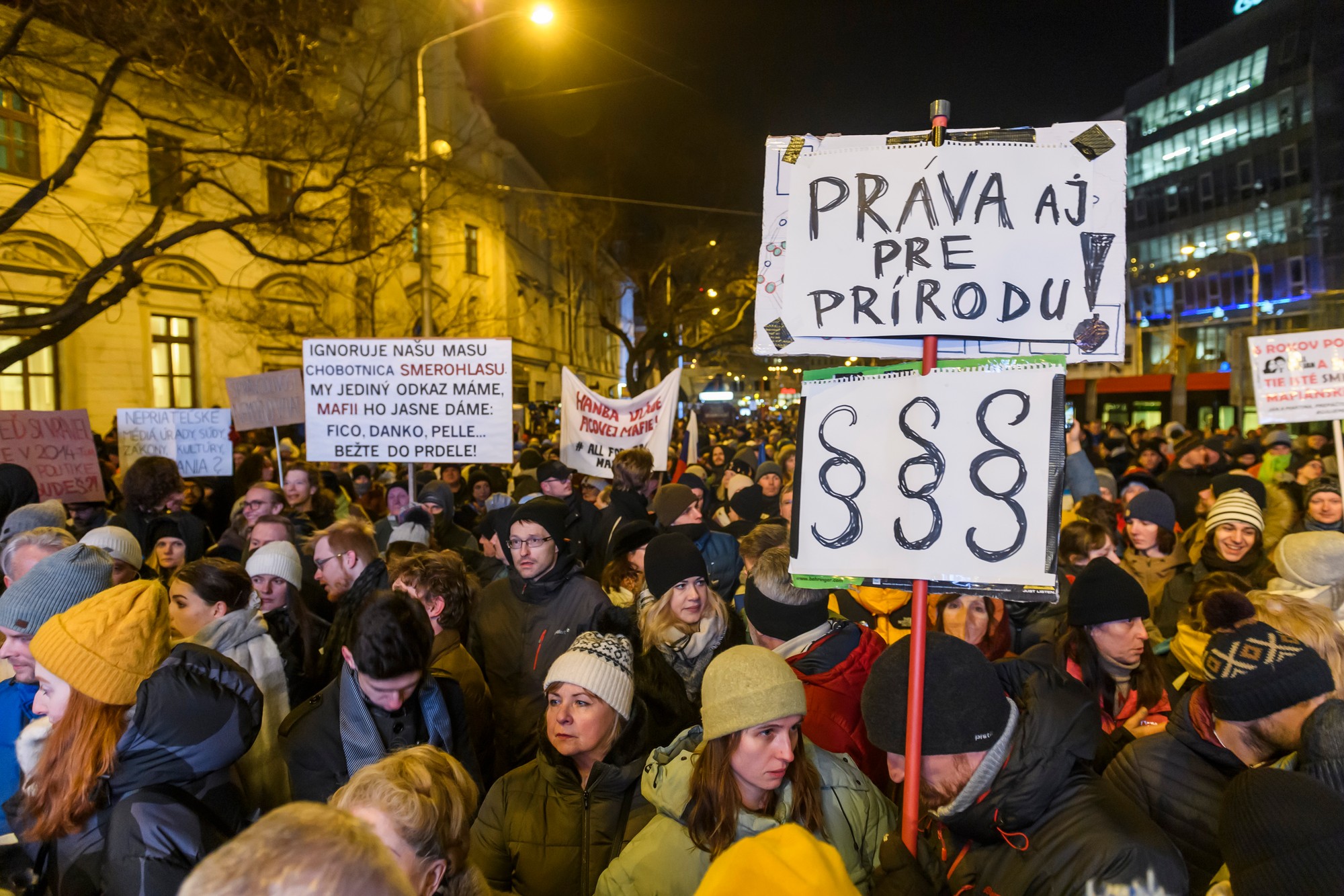 Premávka v Bratislave je dočasne uzavretá.