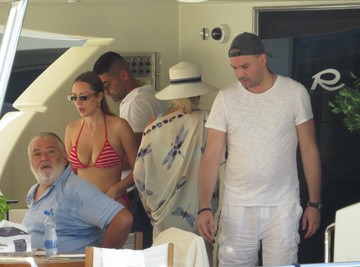 Paparaco: Aleksandra Prijović i Filip Živojinović sa DEČICOM u Budvi, Brena i Boba ih dočekali NA LUKSUZNOJ JAHTI - spemni da zaplove Jadranom! (FOTO)