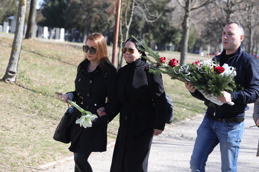 Zlata Petrović na sahrani Saše Popovića 