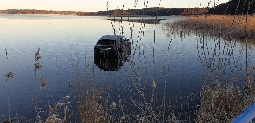 Małe Swornegacie kierowca wjechał samochodem do jeziora
