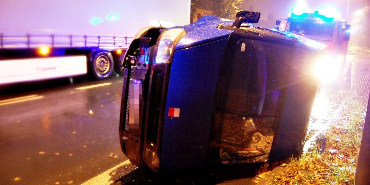 Bus przekoziołkował przez drogę krajową