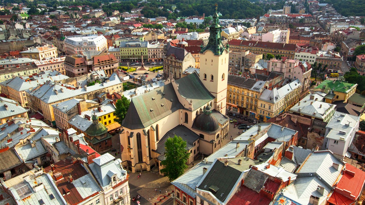 Lokalne władze nie chcą przyznać mu pomnika ani nazwać jego imieniem jednej z ulic, choć to właśnie Leopold von Sacher-Masoch mógłby stać się skutecznym wabikiem na turystów. Symbolem miasta, jak Mozart dla Salzburga. Może nie słyszeliście o Sacher-Masochu, za to o masochizmie słyszał każdy.