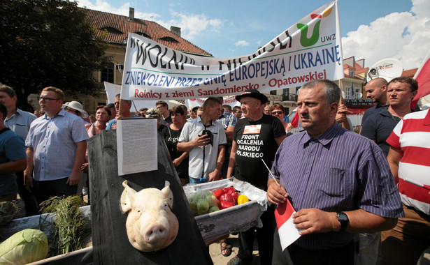 Trumna z głową świni i ostra wymiana zdań. Rolniczy protest podczas konwencji PiS