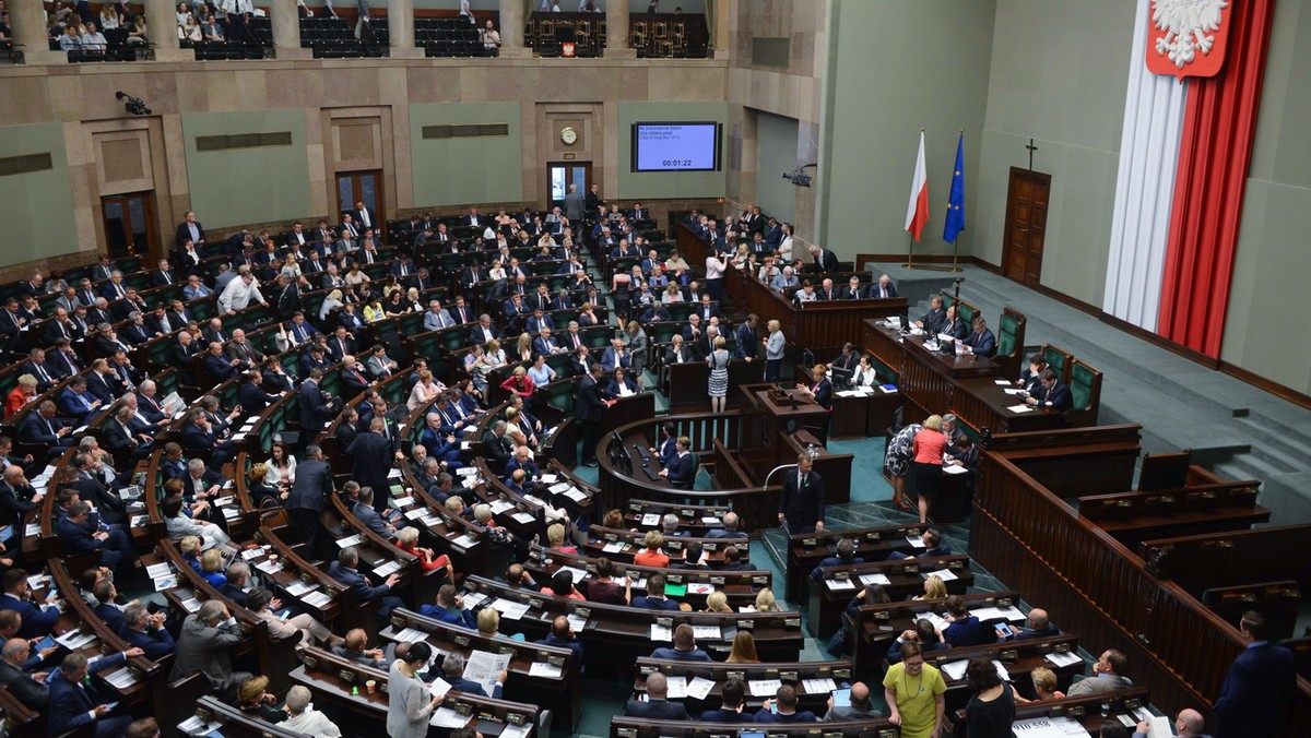 Sejm głosami przede wszystkim PiS przyjął dziś informację o działalności Rady Mediów Narodowych w 2016 r. oraz sprawozdanie Krajowej Rady Radiofonii i Telewizji z działalności w ubiegłym roku. Kluby opozycyjne opowiedziały się przeciwko.