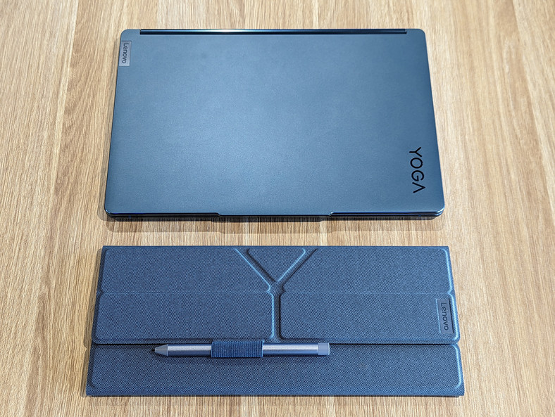 Yoga Book 9i to zestaw składający się z laptopa z dwoma 13-calowymi ekranami typu OLED, klawiatury Bluetooth, futerału na klawiaturę rozkładającego się do podstawki dla trybu dwuekranowego i rysika.