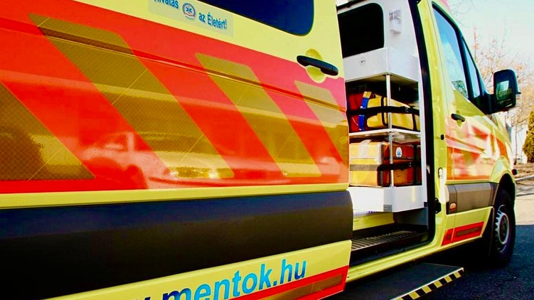hősies életmentés  villamosmegálló mentők sürgősségi