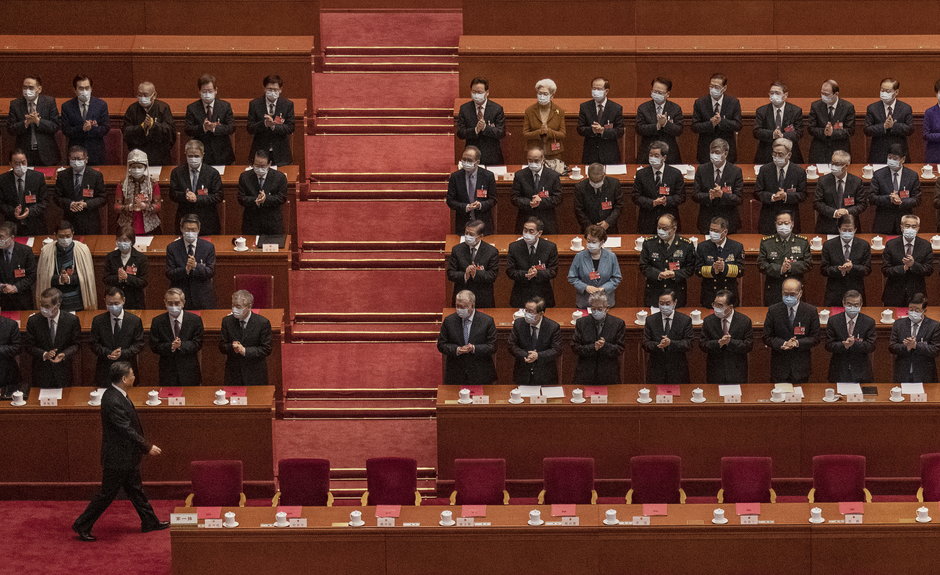 Xi Jinping (idzie po lewej stronie na dole) witany przez władze partyjne i państwowe na zjeździe chińskiego parlamentu. Pekin, marzec 2022 r.