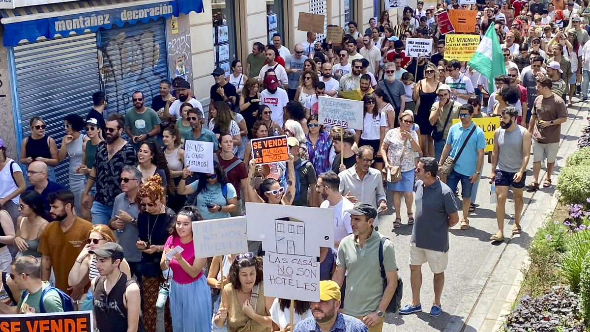 Hiszpanie protestują przeciwko masowej turystyce. "Oddajcie nasze miasto"