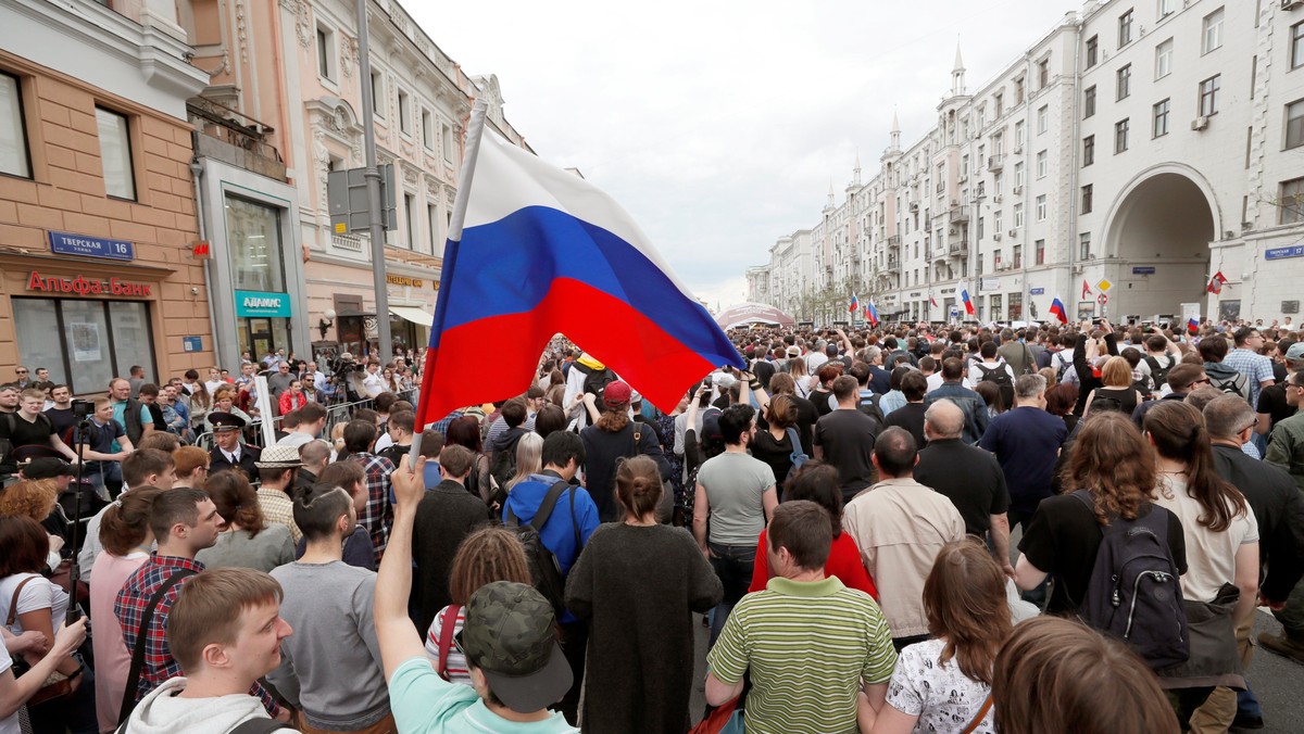 Protesty w 145 miastach Rosji, do których doszło w poniedziałek, to za mało, by odsunąć od władzy prezydenta Władimira Putina, ale są to podwaliny fundamentalnej zmiany na rosyjskiej scenie politycznej - ocenia amerykański ośrodek Stratfor.