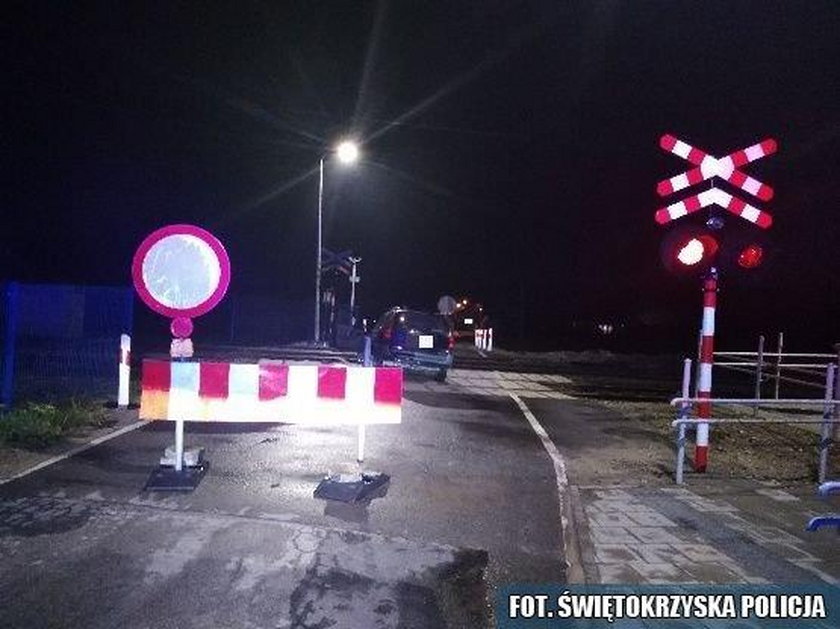 Samochód ugrzązł na przejeździe kolejowym w Ludyniu