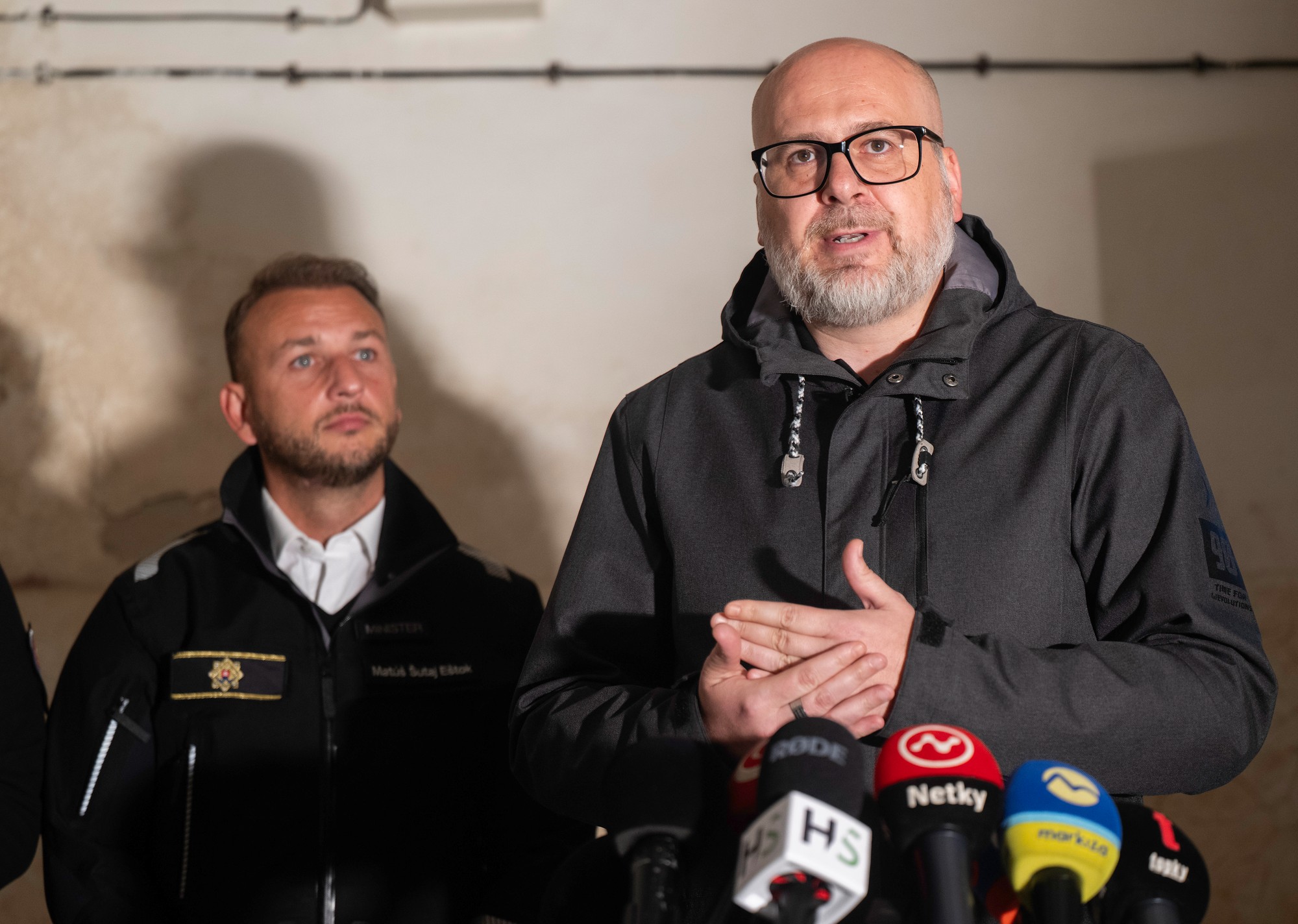 Minister vnútra SR Matúš Šutaj-Eštok (Hlas-SD) a štátny tajomník Michal Kaliňák počas tlačovej konferencie.