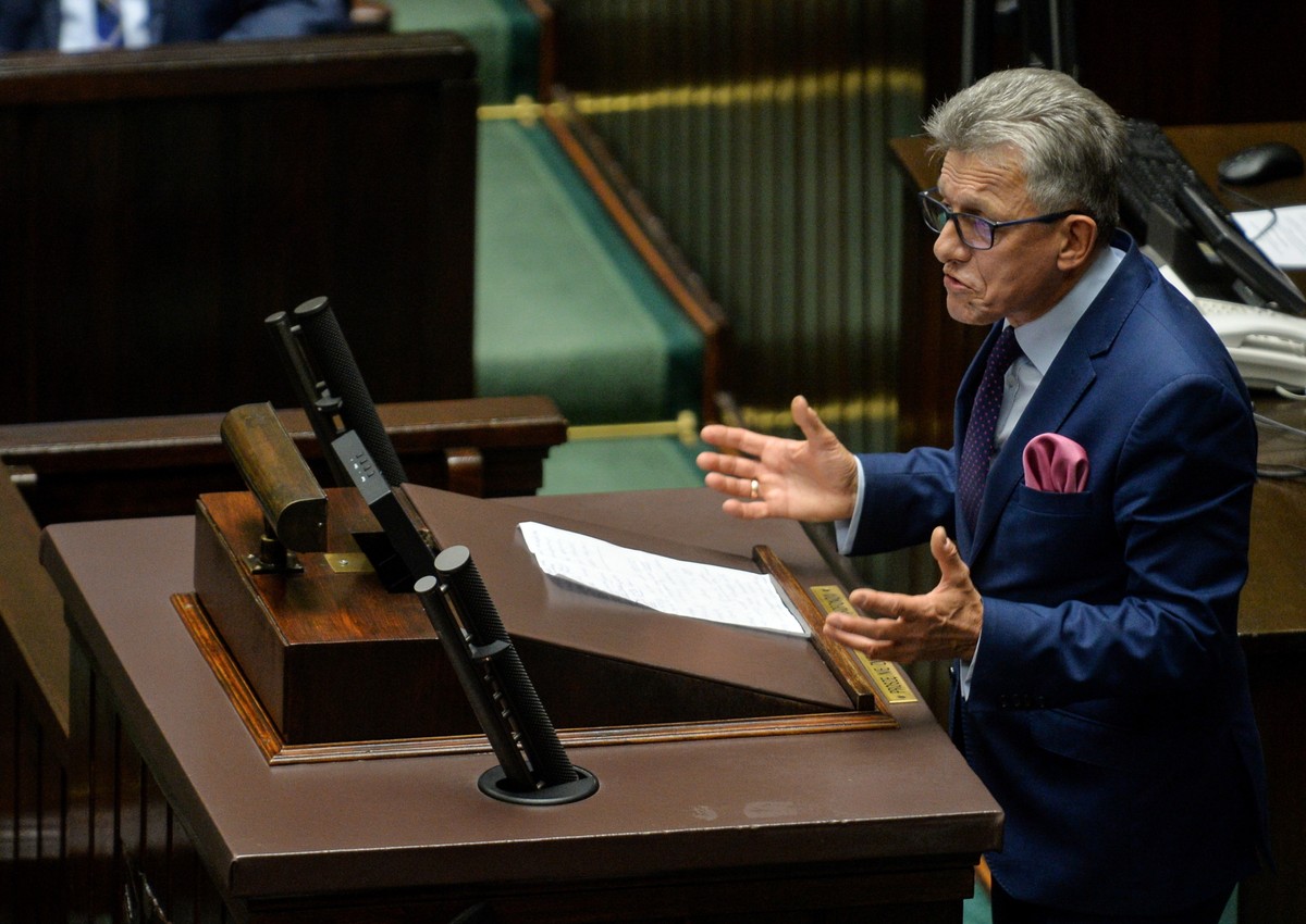 Piotrowicz przez blisko 40 minut, szczegółowo przedstawiał w piątek posłom założenie projektu ustawy o organizacji i trybie postępowania przed TK