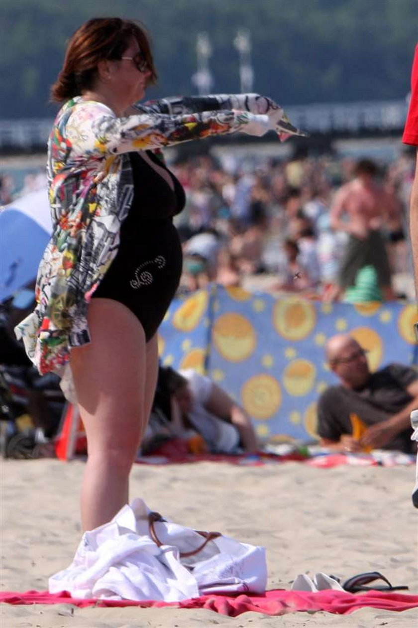 Tak Kasia smaży się na plaży. FOTO