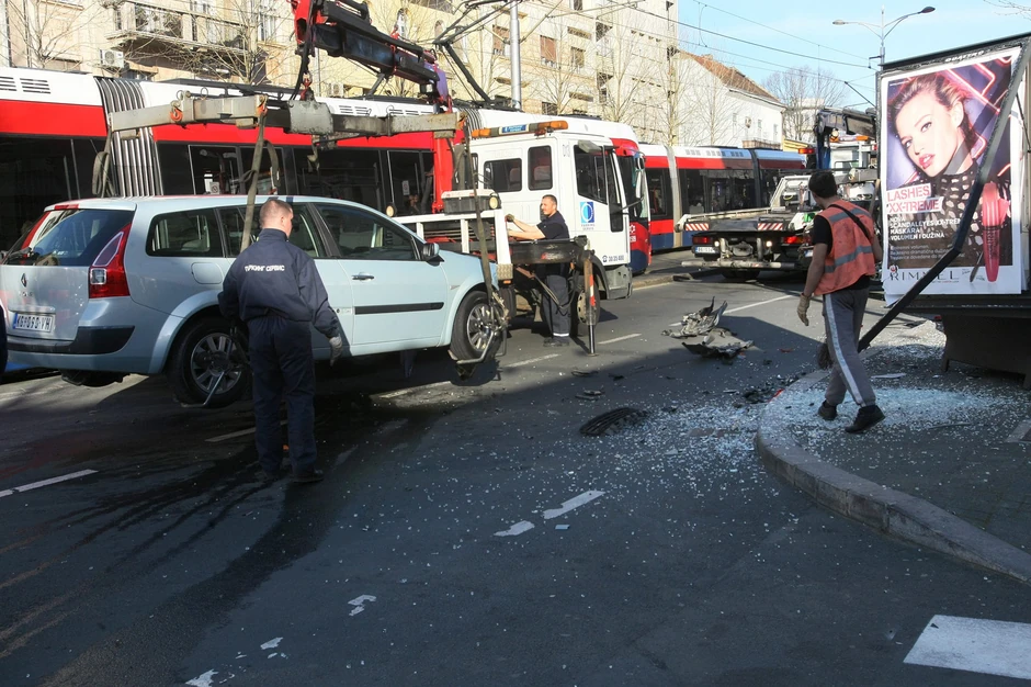 Srča stakla i delovi automobila ostali su rasuti po putu
