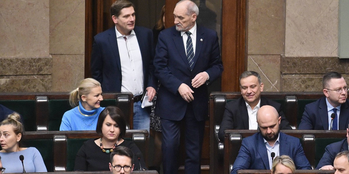 Antoni Macierewicz i Bartosz Kownacki w Sejmie