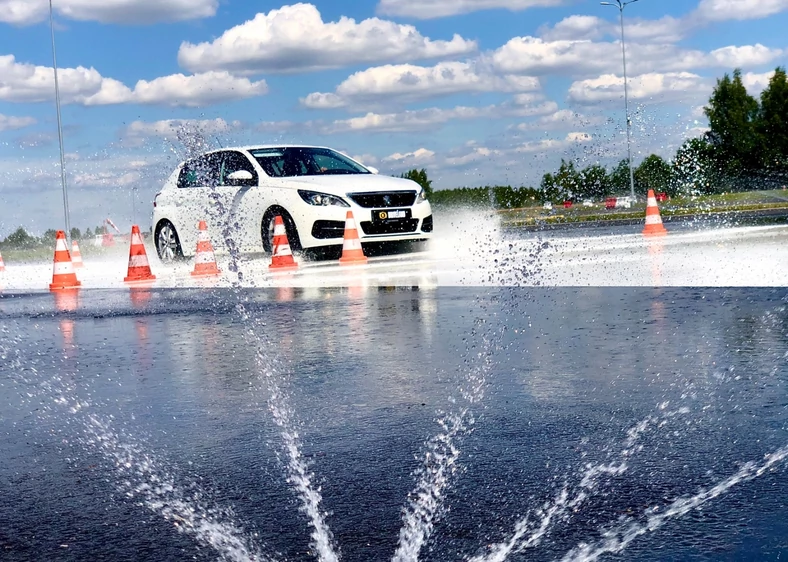 Ośrodek doskonalenia techniki jazdy Driveland w gminie Radziejowice