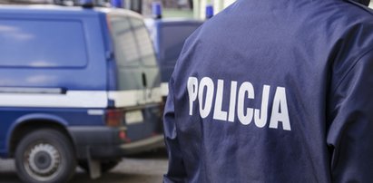 Bitwa na Ochocie! Ośmioro policjantów kontra mężczyzna. W ruch poszły nogi i gaśnica