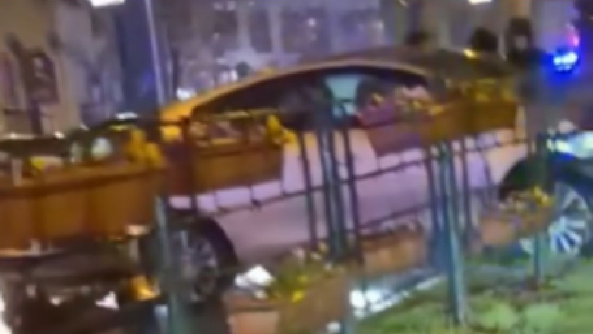 SUDARILI SE, PA PROBIO OGRADU Nesreća u Novom Sadu: Policija na licu mesta