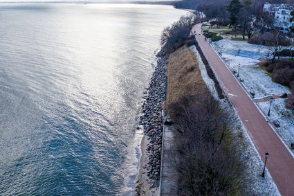 Plaża w Gdyni zniknęła po sztormie. Jej "odbudowa" będzie wymagać 250 tys. m sześć. piasku