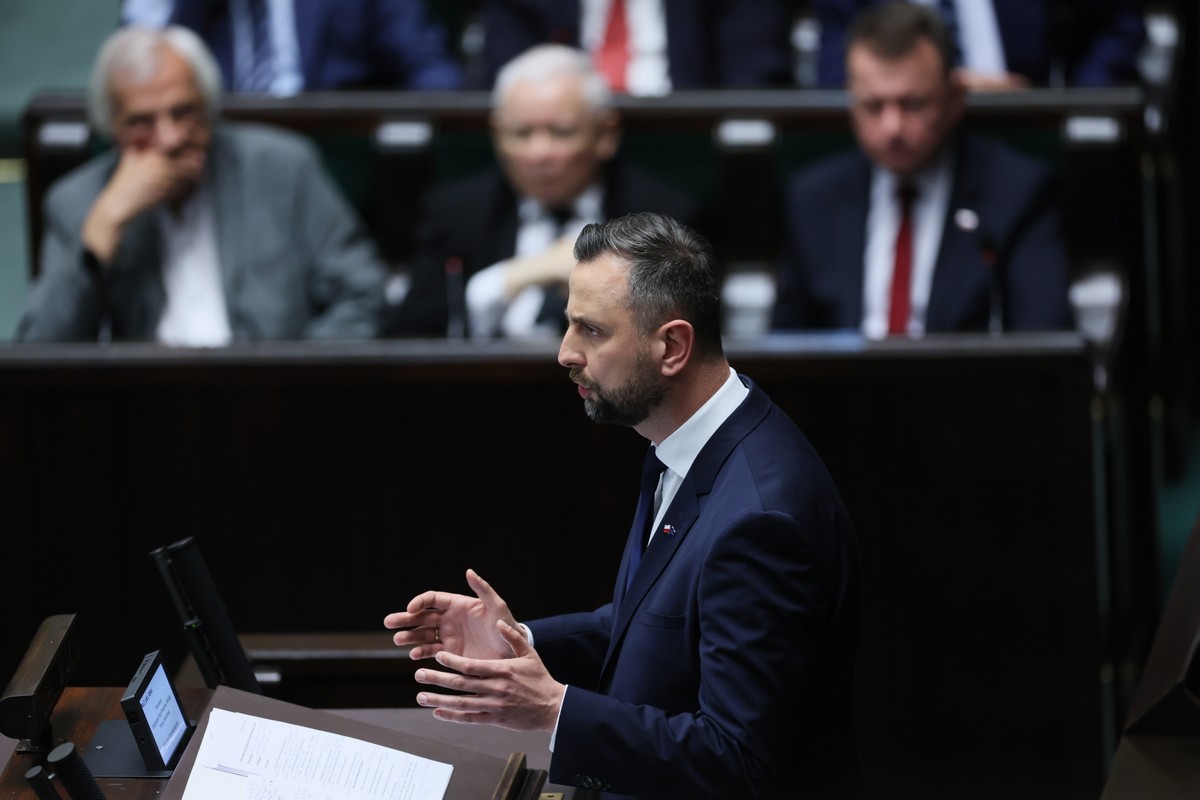 Wicepremier, minister obrony narodowej Władysław Kosiniak-Kamysz na sali obrad Sejmu w Warszawie. Posłowie słuchają informacji szefa MON ws. stanu bezpieczeństwa RP