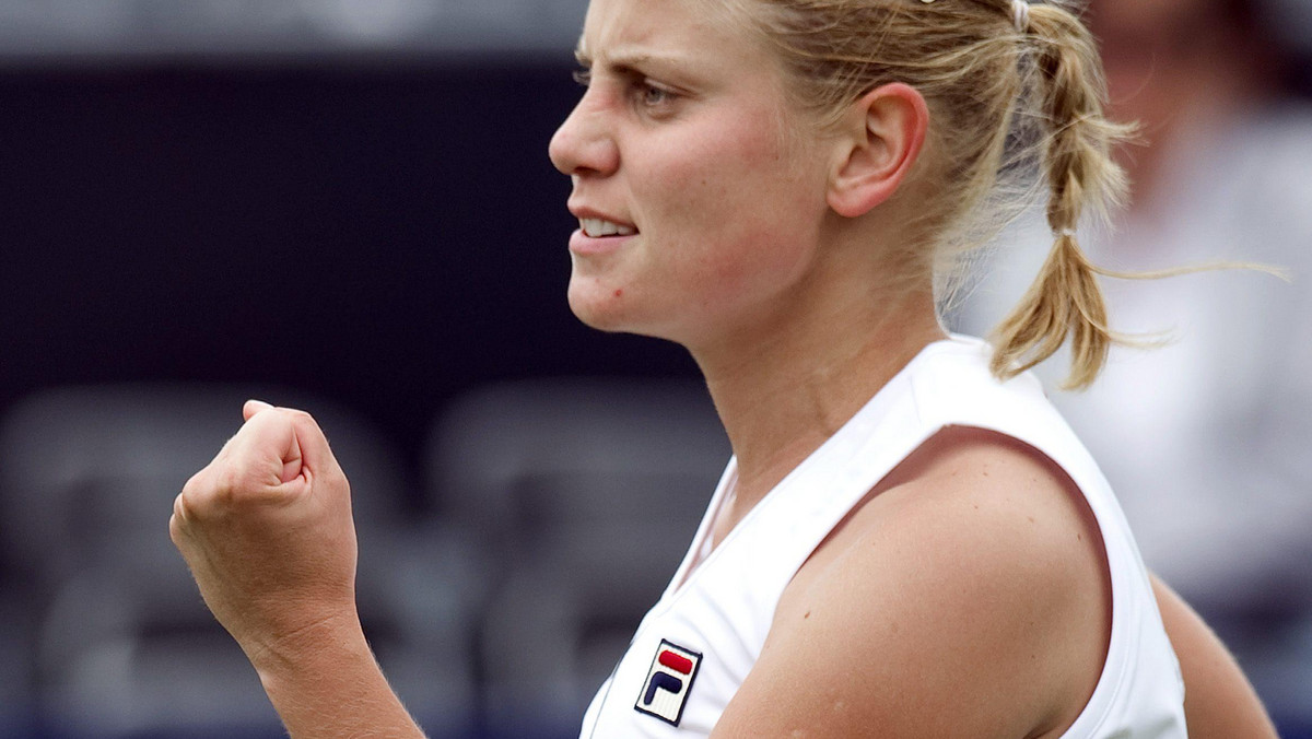 Urodzona w chorwackim Osijeku, a reprezentująca Australię Jelena Dokic pokonała inną zawodniczkę gospodarzy Isabellę Holland 6:0, 6:0 w pierwszej rundzie turnieju tenisowego WTA w Sydney (z pulą nagród 637 tysięcy dolarów).