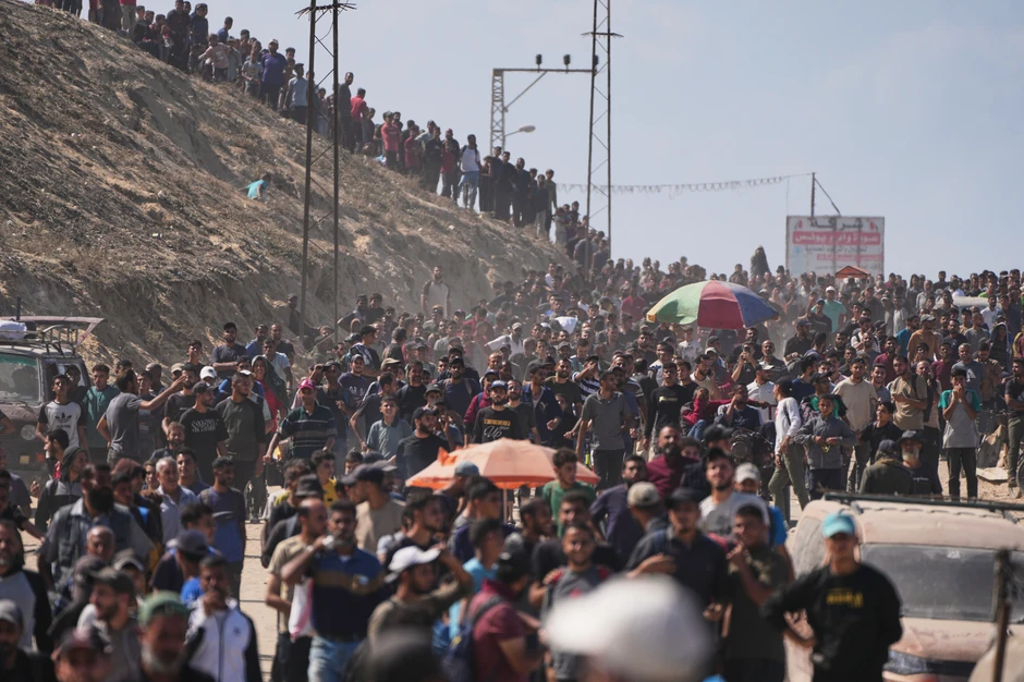 Gaza, 10.10.2025. Raseljeni Palestinci hodaju priobalnim putem u centralnom Pojasu Gaze, krećući se ka severnoj Gazi