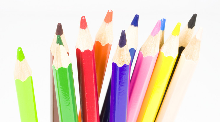 A szakértők szerint 6 színes ceruza kevés, a 24 színessel megtömött tolltartó pedig nehéz választás elé állítja a gyerkőcöt a rajzos-színezős feladatok során, ezért érdemes leegyszerűsíteni a 12 darabos változatra / Fotó: Northfoto