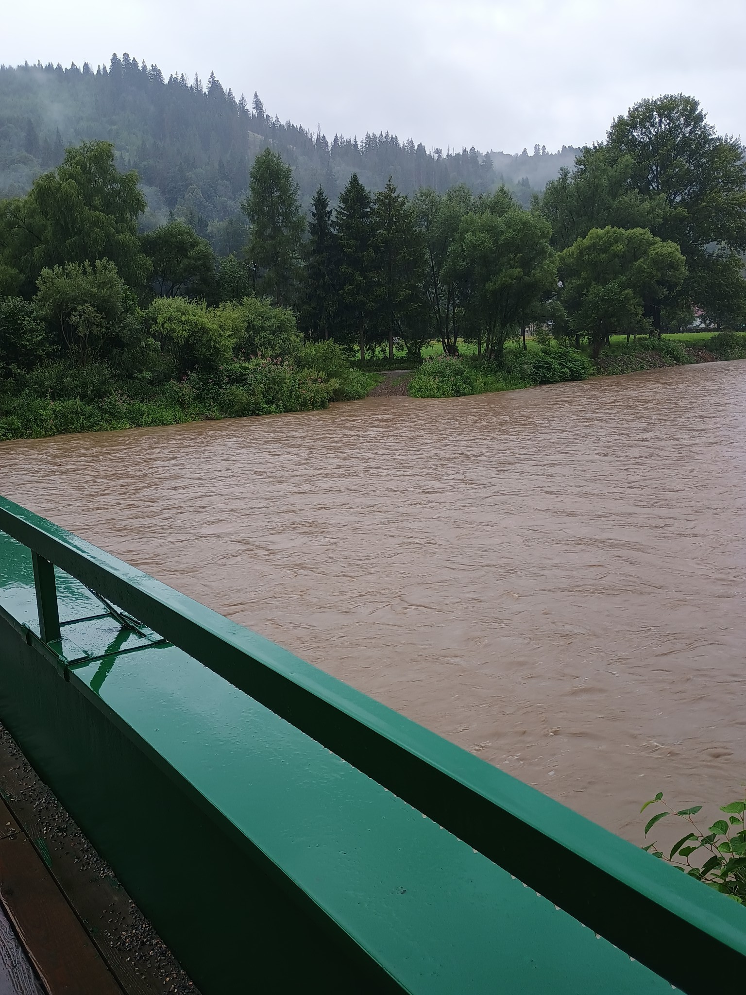 Hladina rieky Kysuca na vodomernej stanici Čadca stúpla.