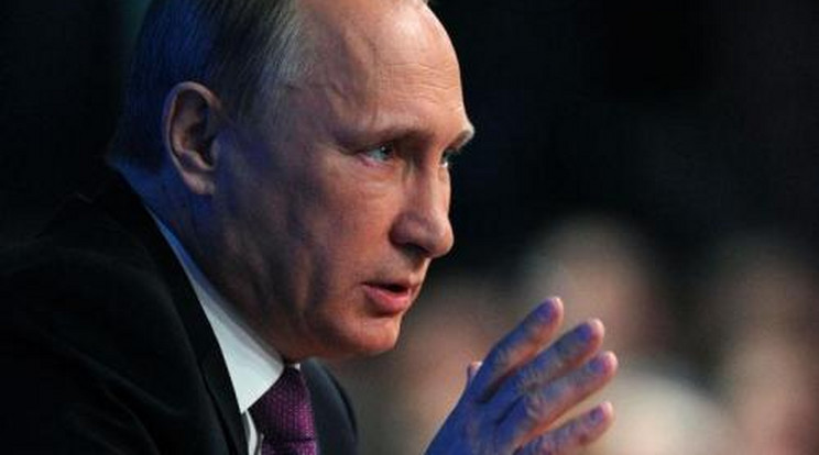 Putyin csökkentette saját bérét