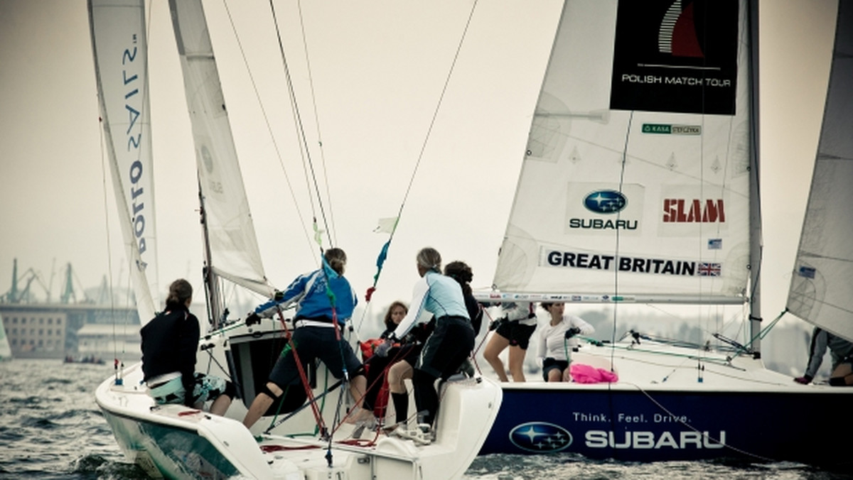 Reprezentanci Polski w komplecie awansowali do półfinałów Pucharu Narodów w match racingu podczas Gdynia Sailing Days. Zarówno Katarzyna Pic jak i Przemysław Tarnacki do decydującej rozgrywki o prawo startu w finale światowym we wrześniu w Stanach Zjednoczonych, przystąpią z drugimi lokatami. W sobotę początek wyścigów wyznaczono na godzinę 10:00, a w stawce zostało już tylko czterech najlepszych sterników i cztery sterniczki. Walka żeglarzy doskonale jest widoczna z bazy regat na Ostrodze Bulwaru Nadmorskiego.