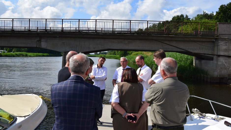 Spotkanie w sprawie mostu na rzece Redze w Mrzeżynie. Foto: Gmina Trzebiatów