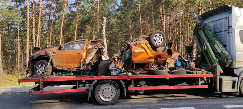 Jakim cudem kierowca rozerwanej na pół Dacii przeżył?