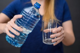 ZWROTKA SA wdraża system kaucyjny w sieciach Grupy Specjał