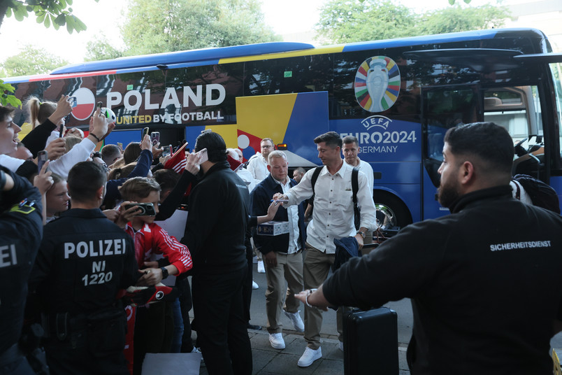 Tłum kibiców powitał Polaków w Niemczech. Lewandowski przed hotelem rozdawał autografy