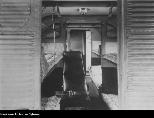 Zajrzyjmy też do wnętrza wagonów. Jak wyglądały? To wagon sypialny turystyczny w 1927 roku (Narodowe Archiwum Cyfrowe, domena publiczna)