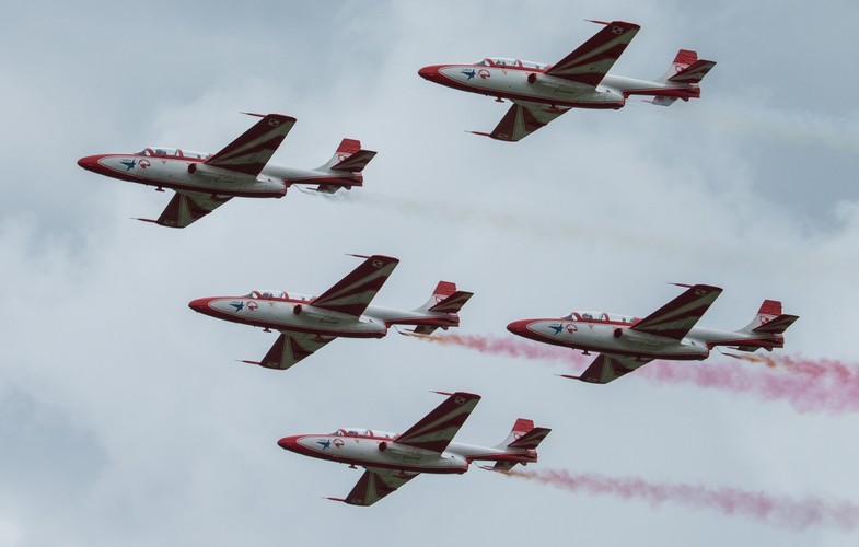 Pokaz samolotów Biało-Czerwone Iskry w Dęblinie podczas Międzynarodowych Pokazów Lotniczych Dęblin 2015. <br><br>(mr) PAP/Tomasz Koryszko