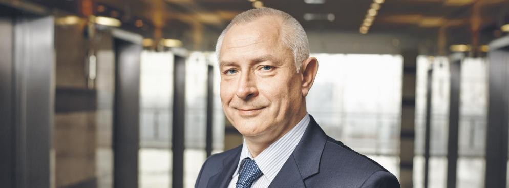 <strong>Miejsce 28. Adam Malicki, prezes spółki Polski Standard Płatności</strong>
<br /><br />
Pod koniec lat 90. polskie banki zrezygnowały z wydania lokalnej karty płatniczej. Wtedy nie zdawano sobie sprawy, że ta decyzja kilkanaście lat później odbije się naszemu rynkowi czkawką. Gdy właścicielom sieci handlowych i stacji paliw udało się doprowadzić do obniżki prowizji od transakcji bezgotówkowych, banki znalazły się w trudnej sytuacji, bo ich przychody z obsługi kart drastycznie spadły. Jednocześnie organizacje płatnicze podniosły opłaty systemowe, co zwiększyło koszty biznesu kartowego. Banki nie mają jednak alternatywy w postaci lokalnej karty i muszą się godzić na warunki duopolu MasterCarda i Visy. Dopiero Polski Standard Płatności może zmienić tę sytuację. Kierowana przez niego spółka rozwija system płatności Blik. W jego budowę zaangażowało się sześć dużych polskich banków, które razem mają ponad 60 proc. rynku rachunków osobistych. Dziś Blik jest jedyną realną alternatywą dla systemów MasterCarda i Visy. Od Malickiego zależy, czy kierowana przez niego spółka zdoła wykorzystać szansę i uniezależnić polski rynek od dyktatu międzynarodowych korporacji. To nie będzie łatwe, gdyż banki tworzące PSP na co dzień ostro ze sobą konkurują. Na razie zdolności negocjacyjne Malickiego pozwalają na pokonywanie przez PSP kolejnych barier na drodze do budowy nowego standardu płatniczego w Polsce. (ju)<br /><br />