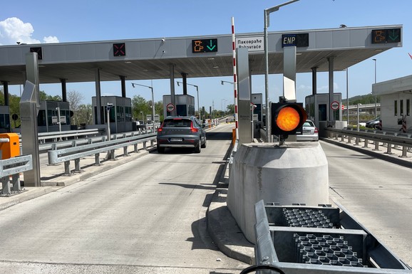 "PUTEVI SRBIJE" IZDALI HITNO UPOZORENJE PRED PRAZNIKE Očekuju se velike gužve na putevima: Ova stvar vas MOŽE SPASITI ČEKANJA